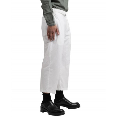 CostumeIn white Jeant trousers