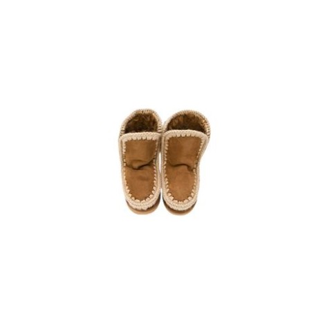 Stivaletto ESKIMO, di Mou Kids, colore cognac. Design contemporaneo. Pelle di montone scamosciata. Punta tonda. Cuciture in lana. Lavorazione hand made all'uncinetto. Tallone con logo Mou applicato. Interni in pelliccia di montone. Suola in pelle. 