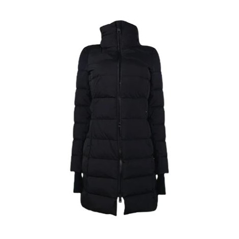 Cappotto slim di HERNO LAMINAR, idrorepellente, interamente antivento ed estremamente traspirante grazie al GORE-TEX INFINIUM™ WINDSTOPPER®,  per ogni  con polsini estesi che presentano un foro per il pollice per non far passare il vento.Vestibi