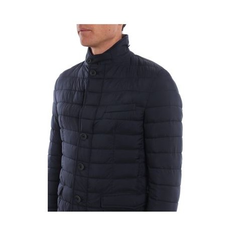 Giubbino IL GIACCO, di Herno, da uomo, colore blu. Modello realizzato in nylon Nuage 20 denari, imbottito. Caratterizzato da maniche lunghe, tasche con pattina e rifiniture di pregio all 'interno. Chiusura con bottoni e zip con doppio cursore. Vestibilità