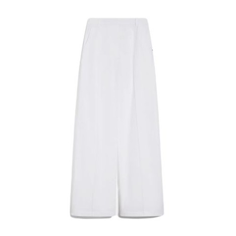 Pantalone GEBE, di Sportmax, da donna, colore bianco. Modello dal volume oversize, realizzato in tela di cotone lavata per una mano consistente e fluida. La costruzione è a vita basa, con passanti in vita, tasche oblique sui fianchi e applicate 