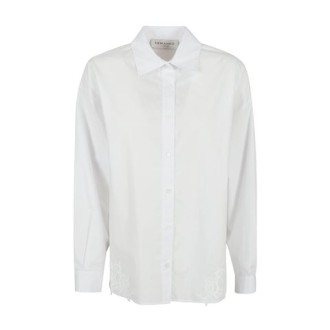 Camicia di Ermanno, da donna, colore bianco. Modello a maniche lunghe e tinta unita. Caratterizzato da dettagli applicati in pizzo sul fondo, colletto classico e chiusura con bottone sui polsi. Chiusura frontale con bottoni. Vestibilità regolare. 