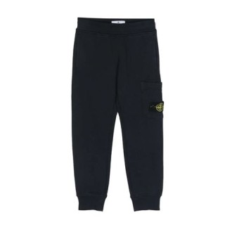 Pantalone Jogger in felpa di cotone colore blu navycotone , taglio straight, vita elasticizzatae due tasche con inserti con tasca laterale applicatae caratteristica applicazione Compass removibile, polsini elasticizzati. 