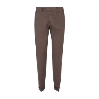 Pantalone Tasca America realizzato in morbido tessuto di cotone tencel , chiusura con Zip, due tasche posteriori a filetto e taschino. Fondo:  17cm con risvolto. 