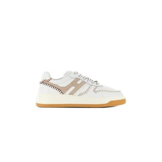 Sneakers Hogan H630 donna, made in ItalyTomaia in pelle liscia e H laterale in nabukInfilature all over, Fussbett in memory foam 9 mmSuola in gomma , altezza totale 4 cmCustodia in tessuto inclusaInclude un paio di lacci aggiuntivi 