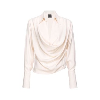 Blusa Bonadea drappeggiata misto seta PinkoBlusa fluida dal volume drappeggiato in crêpe de Chine di misto seta. Colletto a camicia con scollo a V, maniche lunghe con polsino alto al fondo, chiuso con piccoli bottoni in metallo.  