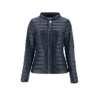 Giubbino ELENA, di Herno, da donna, colore blu. Modello realizzato in nylon Ultralight 80 gr. Caratterizzato da maniche lunghe, tasche con zip e colletto bomber. Chiusura con zip coperta. Vestibilità slim. 