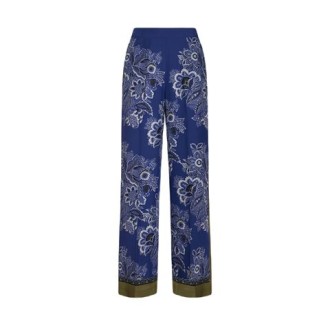 Pantaloni palazzo, dalla linea dritta e ampia con piega stirata. Il modello è realizzato in crêpe de Chine di seta con stampa d'ispirazione bouquet bandana e orlo con motivo grafico a contrasto.  